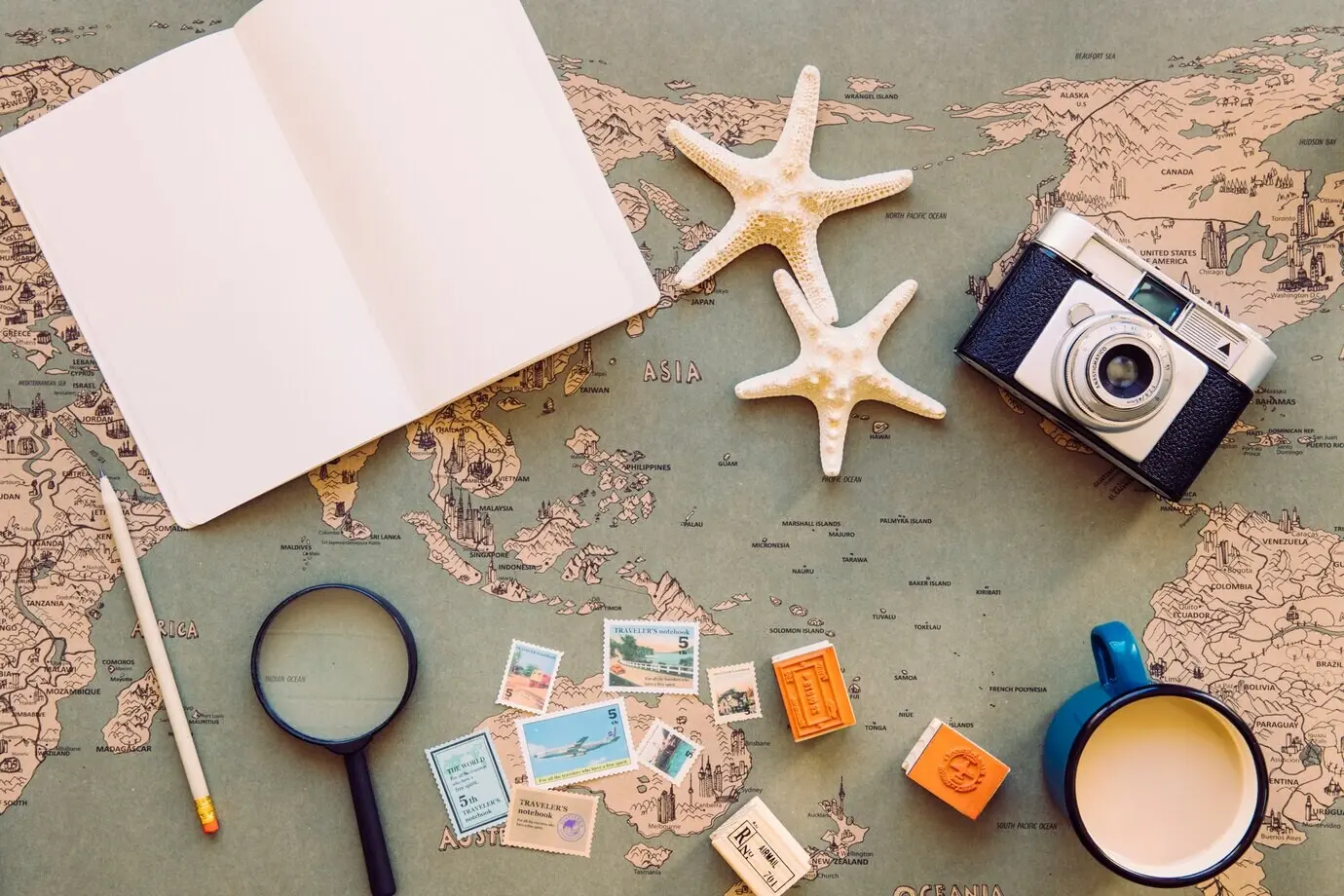 Notizbuch und Touristenausrüstung auf einer Karte