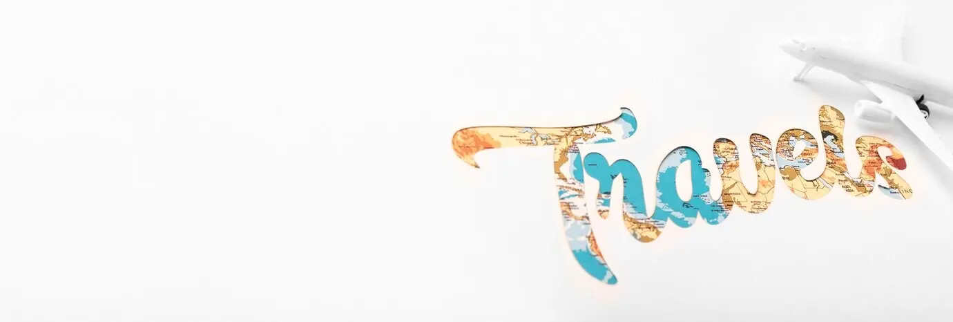 Reisekonzept in Draufsicht mit Spielzeugflugzeug